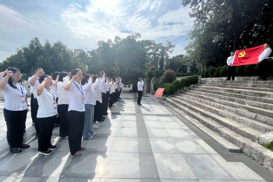 4-參觀扎西烈士陵園 重溫入黨誓詞 (1).jpeg